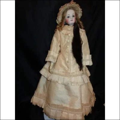 Voici une autre poupée du même style, par qui fut elle fabriquée ?