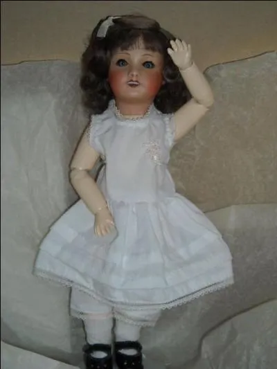 Quelle est la particularité de cette poupée ?