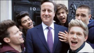 Quand il rentre en Grande-Bretagne, il se dissimule sous une casquette et un gros pull et prend le métro, incognito. Qui est-ce ?