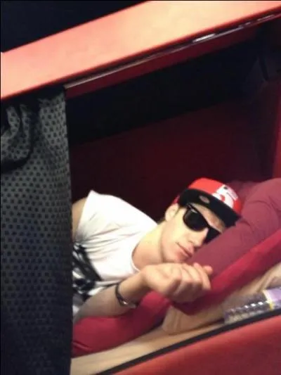 Qui va régulièrement dormir chez Harry lorsqu'il rentre à Londres ?