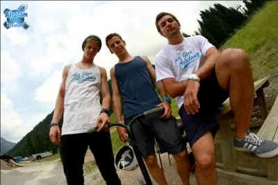 Qui est le personnage à gauche ?