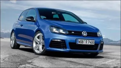 Cette voiture est une Volkswagen et son nom rappelle un sport où on peut marquer des trous.