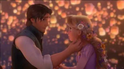 Quand Raiponce rencontre pour la première fois Flynn, que fait-elle ?