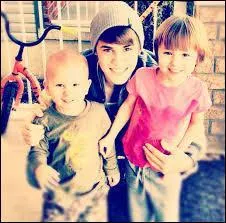 Qui sont les deux enfants sur la photo avec Justin ?