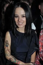 En quelle couleur Alizée s'est-elle teint les cheveux pour promouvoir son nouvel album ? En..