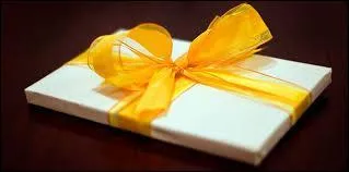 Ce matin, il vous est beaucoup plus facile de vous lever que lorsqu'il faut aller à l'école. Vous savez en effet que sous le sapin, vous trouverez un gros tas de cadeaux. Regardez, ce cadeau est à votre nom, qu'avez-vous reçu ?