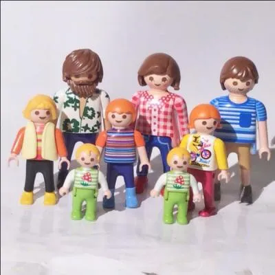 Vite, vous rentrez chez vous, peut-être le père Noël est-il passé. Intuition exacte, fort heureusement. Couvert(e) de cadeaux, vous retournez ensuite chez Mamie pour le déjeuner de Noël. Votre famille est présente au complet. Tante I. et oncle P., leurs mari/femme et leurs trois enfants chacun. Sans oublier Mamie et vos parents, vous, votre sur et votre frère. Combien êtes-vous au total ?