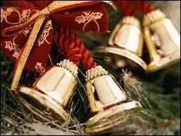 Après un bon déjeuner, suite à l'excitation provoquée par les cadeaux et suite à votre nuit blanche, vous êtes épuisé(e). Ça y est, Noël est fini, encore un an avant de recommencer ! Mamie décide de faire chanter les neuf enfants, ce sera "Jingle Bells". Complétez les paroles : "Over the fields we go...