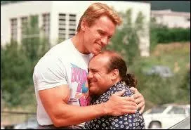 "Jumeaux" est une comédie américaine sortie en 1988. Arnold Schwarzenegger et Danny DeVito interprètent deux frères jumeaux, issus d'une expérience génétique, l'un étant très différent de l'autre sur tous les plans. Qui est le réalisateur de ce long-métrage ?