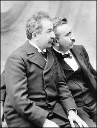 Auguste et Louis Lumière sont deux ingénieurs français ayant fortement oeuvré dans le développement du cinéma et de la photographie. En 1895, les deux frères tournent leur premier film intitulé "Sortie d'usine". Dans quelle ville a eu lieu ce tournage ?
