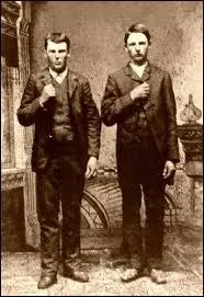 Ces frères sont deux des plus célèbres hors-la-loi ayant sévi aux Etats-Unis, plus précisément dans le Missouri et les Etats limitrophes, de 1870 à 1882. Ils se nomment :