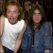 Dans le milieu du hard rock (et du rock tout court), Angus et Malcolm Young sont deux véritables légendes. Dans quel groupe mythique retrouve-t-on ces deux frangins guitaristes ?