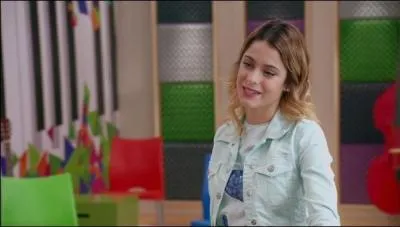 Pour la fête de son père, quelle chanson Violetta a-t-elle prévu de chanter avec tout le monde ?