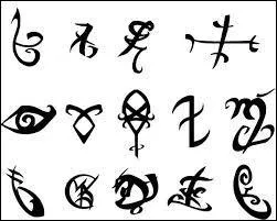 Comment appelle-t-on les tatouages que les Chasseurs d'ombres ont sur le corps ?