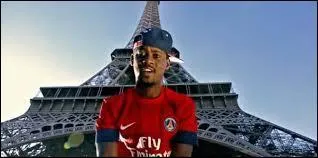 Souhaitons tous un joyeux anniversaire à ce chanteur plus que mémorable. Quel est son vrai nom ?