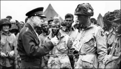 Que cherchent les soldats Blithe, Talbert, Powers et Gordon après avoir été parachutés en Normandie ?