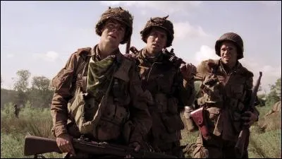 Avec qui Talbert, Powers et Gordon se sont-ils retrouvés quand ils ont touché le sol normand ?