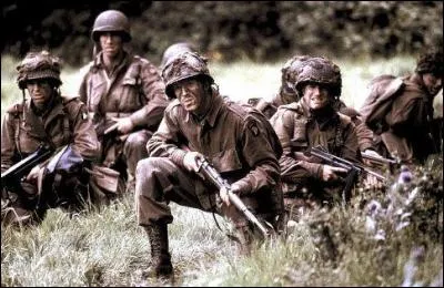 Sur quelle personne la rumeur gronde-t-elle dans la compagnie ?