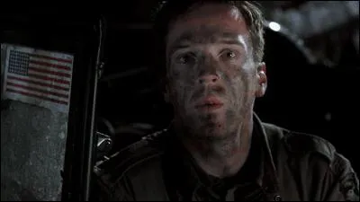 Que dit Frederick Heyliger (dit Moose) lorsque Nixon et lui même découvrent que Winters à une ordonnance ? (Pour ceux qui ignore ce qu'est une ordonnance, voila une petite définition : Soldat attaché à la personne d'un officier pour l'entretien de ses effets, de ses armes et de son cheval.)