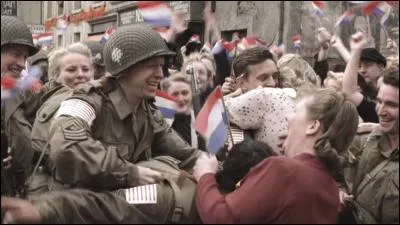 Comment les Hollandais remercient-ils les soldats d'avoir libéré leur ville "Eindhoven" ?