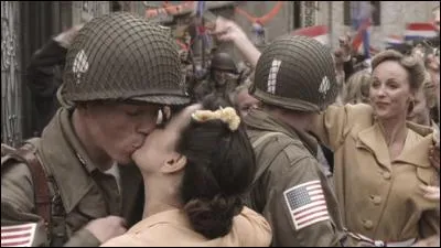 Pourquoi certaines Hollandaises se font-elles raser le crâne et se font déchiqueter les habits ?