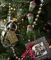 No&euml;l ! Paix sur la Terre ! Ce qui n'est pas l'avis de tous, comme on le voit ici avec cet ornement pour le moins inattendu et surtout... ?