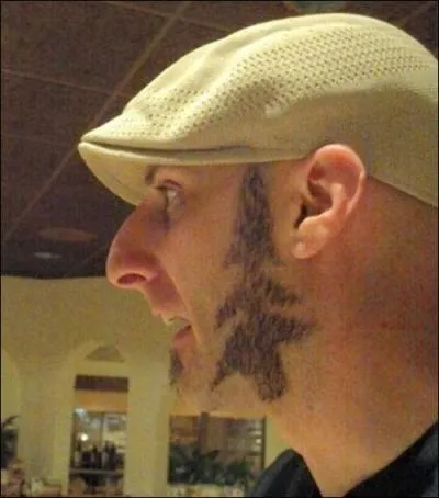 No&euml;l, le temps des sapins, partout, et pour tous ! En voici un qui n'a pas r&eacute;sist&eacute; jusqu'&agrave; le dresser sur le visage, gr&acirc;ce &agrave; un habile...