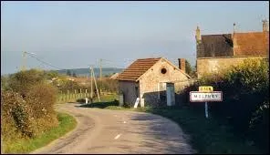 Nous entrons dans le village bourguignon de Molphey. Nous sommes dans le département ...