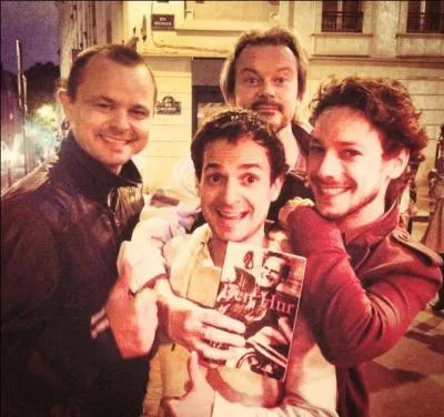 Dans cette nouvelle aventure, il n'est pas tout seul ! Qui l'accompagne ?