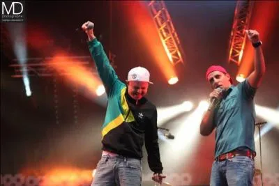 Allez une petite dernière, nostalgique toujours. Quelle était la phrase que disait toujours le duo après avoir crié "Bang Bang" ?