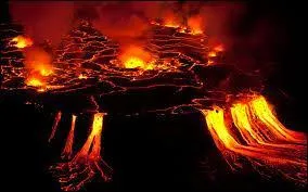 Quelle ville congolaise vit sous la menace du volcan Nyiragongo au pied duquel elle est construite ?