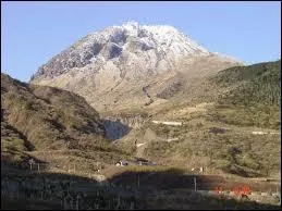 Dans quel pays se situe le volcan Unzen, tristement célèbre pour sa nuée ardente ayant fait de nombreuses victimes parmi lesquelles les volcanologues Katia et Maurice Krafft ?