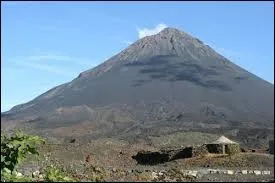 Avoisinant les 3000 mètres, le Pico do Fogo est le point culminant de cet archipel volcanique situé dans l'océan Atlantique. Il s'agit :