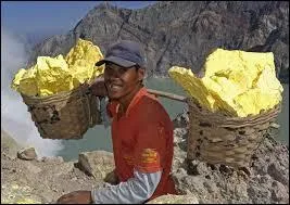 Ce volcan indonésien est célèbre pour ses porteurs de soufre. Il s'agit du :