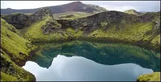 Ce volcan islandais a connu, en 1783, une violente et très longue éruption par fissures ayant dévasté les récoltes en Europe et causé une famine. Il s'agirait même de l'une des causes de la Révolution française. Il s'agit :