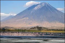 Quel volcan du Rift africain, situé en Tanzanie, présente la particularité de posséder un lac de lave, non pas rouge, mais noire ?