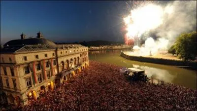 Quelle est cette fête qui perdure depuis 1932 au cours de laquelle se déroulent deux corridas, des défilés de chars et qui déploie une véritable marée humaine de blanc et rouge vêtue ?