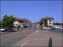 Nous traversons la commune Saône-et-Loirienne de Saint-Bonnet-de-Joux. Nous nous situons en région ...