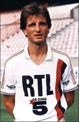 435 matchs avec le Paris Saint-Germain. Qui est-ce ?