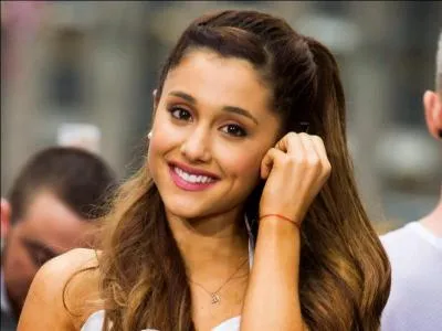 Avec qui Ariana a-t-elle joué dans "Sam & Cat" ?