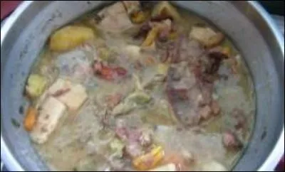 Avant de choisir la soupe à Congo, Enilora et Gerardo demandent sa composition. Nous apprenons qu'elle comporte des ignames. Nous voici bien avancés, qu'est-ce ?