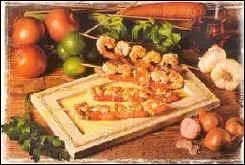 Ce n'est pas le gosier sec, qu'ils arriveront dans cette ville guadeloupéenne nommée Le Gosier. On nous sert des brochettes d' écrevisses, avec quoi le chef va-t-il les flamber ?