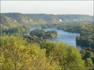 Comment se nomme cet éperon rocheux du département de l'Eure qui offre un superbe panorama sur la Seine ?
