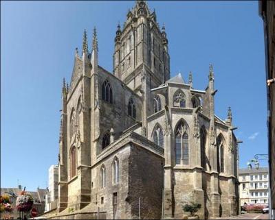 Quelle est cette belle église de style flamboyant que vous pourrez découvrir lors d'un passage à Coutances dans la Manche ?