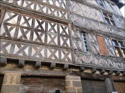 Quelle est cette petite ville d'Eure-et-Loir où vous aurez la possibilité d'admirer d'anciennes maisons à pans de bois ?