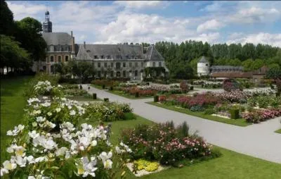 Dans quel département est située l'abbaye de Valloires qui conserve depuis 1346 les corps des chevaliers tués lors de la bataille de Crécy ?