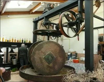 En visitant l'intéressant écomusée d'Hannonville-sous-les-Côtes dans le département de la Meuse, quelle huile pourrez-vous vous procurer si vous amenez la matière première ?