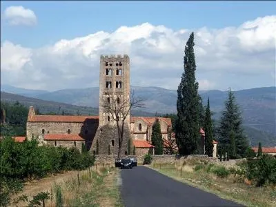 Dans quel département est située la belle abbaye de Saint-Michel-de-Cuxa à l'élégant clocher ?