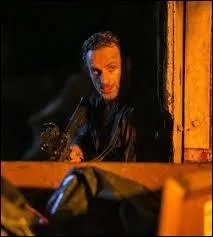 Il arrive à s'échapper et arrive à un endroit, quel est cet endroit ?