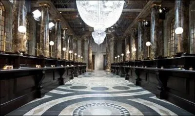 De quelle couleur est le bâtiment de Gringottsn ?